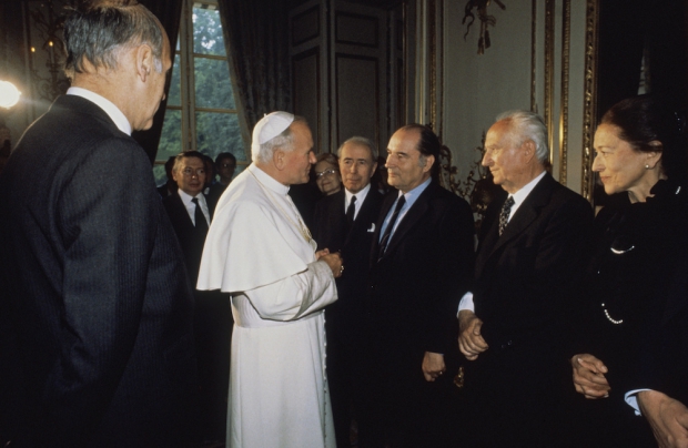 Invitée à l’Elysée par Giscard d’Estaing (à g.) lors de la réception pour le pape Jean-Paul II en 1980. A sa droite, François Mitterrand et Gaston Defferre.