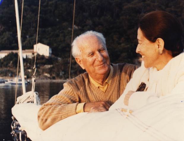 La photo préférée de Gaston Defferre : Edmonde Charles-Roux et lui sur le yacht « Eglantine ».