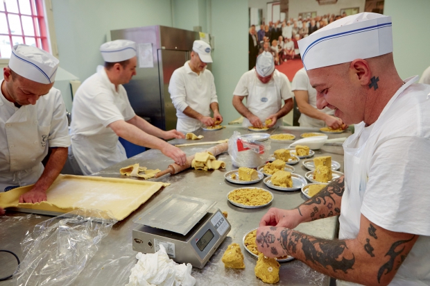 Pâte, atelier de pétrissage, cuisson... les détenus travaillent en vrais boulangers-pâtissiers.