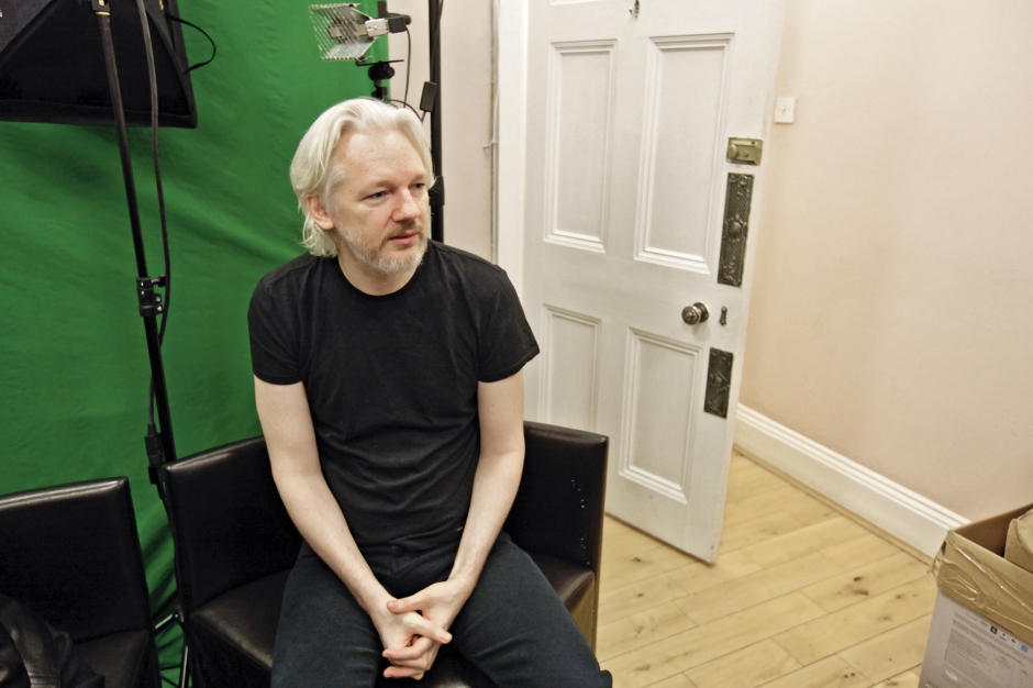 Julian Assange entre quatre murs