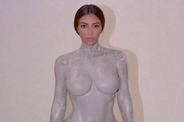 Kim Kardashian bien moulée pour son parfum