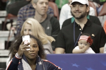 Soutenue par son mari et sa fille, Serena Williams fait son grand retour