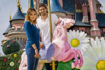 Camille Lacourt et Valérie Bègue - Amoureux complices pour une virée à Disneyland Paris