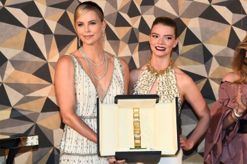 Trophée Chopard-Charlize Theron: "Je soutiens la nouvelle génération d'acteurs !"