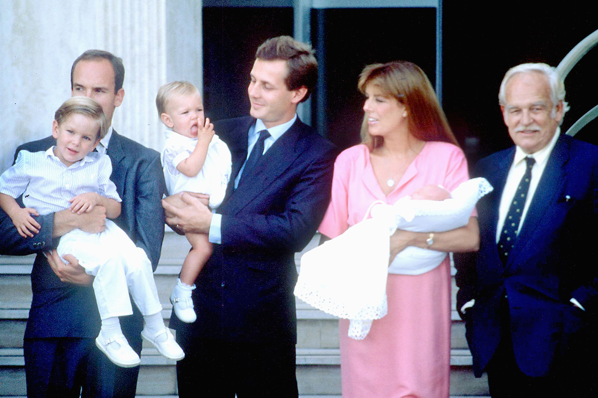 Le-prince-Rainier-III-de-Monaco-avec-la-princesse-Caroline-Stefano-Casiraghi-et-leurs-trois-enfants-le-7-septembre-1987.jpg