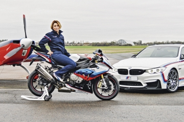 Mélanie Astles et la BMW S 1000 RR et la M4.